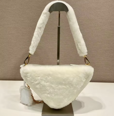 女用奢華手提包  品牌：知名品牌 風格：時尚潮流 特點：配有鏈條、肩帶及柔軟毛絨 顏色：純白 適用季節：冬季